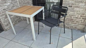 2 tafeltjes en 4 stoelen beschikbaar voor biedingen