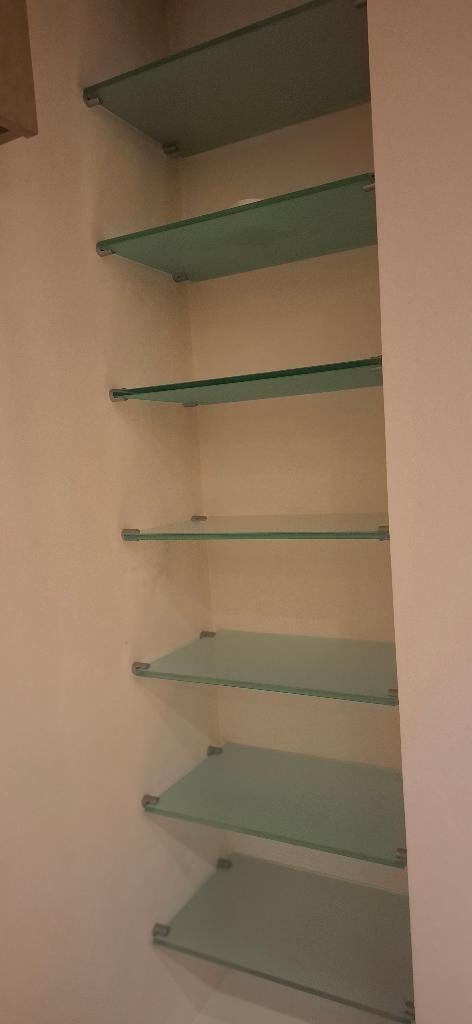 Glazen wandplanken met grijze wandhouders – compleet, Huis en Inrichting, Woonaccessoires | Wandplanken en Boekenplanken, Zo goed als nieuw