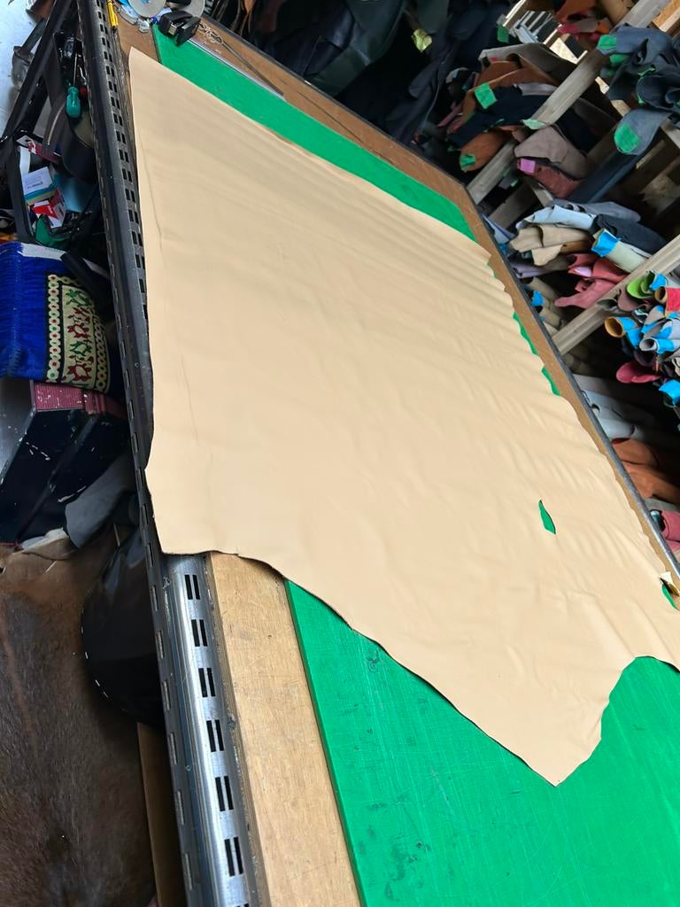 Beige kleur leer lappen 1.2 mm dikte soepel&glad A-216-217, Hobby en Vrije tijd, Stoffen en Lappen, Ophalen of Verzenden, Zo goed als nieuw