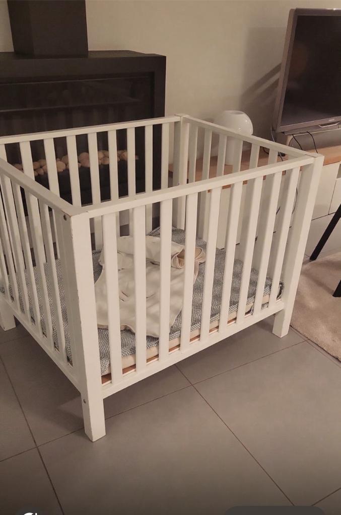 Massief houten babybox - Zeer goede staat, Kinderen en Baby's, Babyparken, Zo goed als nieuw, Ophalen of Verzenden