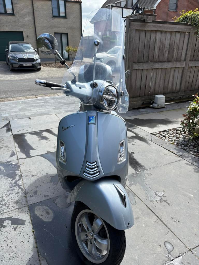 Piaggio Vespa GTS 125cc, Fietsen en Brommers, Ophalen, Zo goed als nieuw