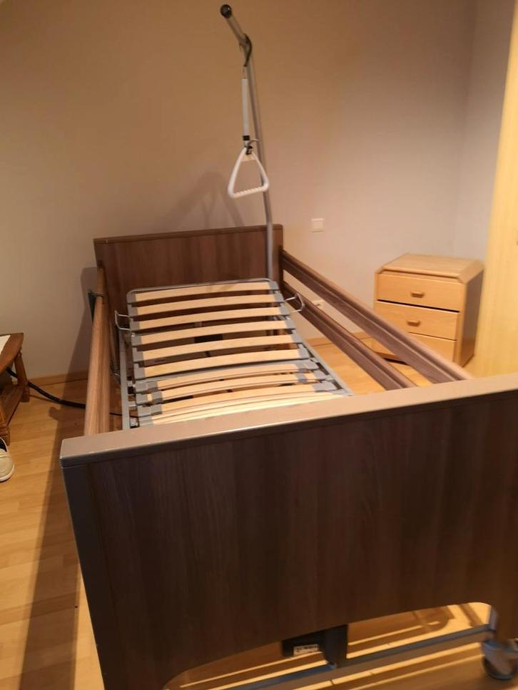 Lit d'hôpital médicalisé électrique coloris noyer, Diversen, Verpleegmiddelen, Zo goed als nieuw, Ophalen