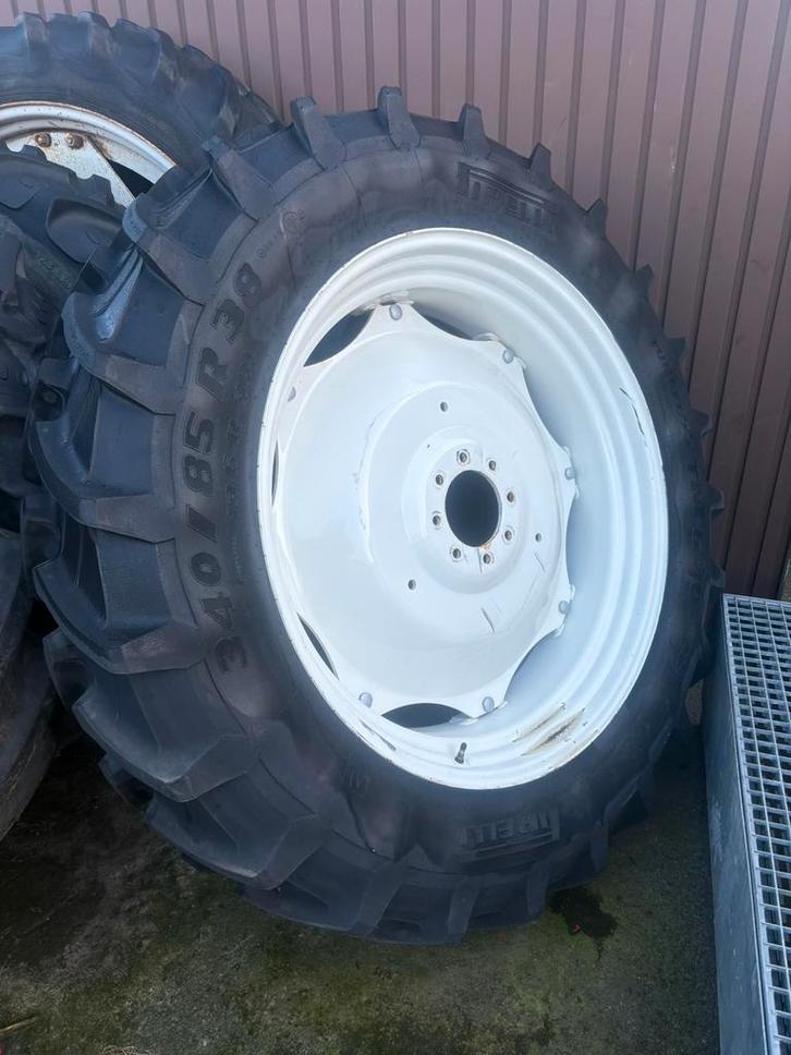 Nouveaux pneus Pirelli 340/85R38 sur jante Fiat New Holland, Articles professionnels, Agriculture | Pièces | Pneus, Jantes & Essieux