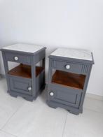 Deux tables chevet anciennes en chêne avec plateau en marbre, Moins de 45 cm, Enlèvement, Utilisé, 55 à 70 cm