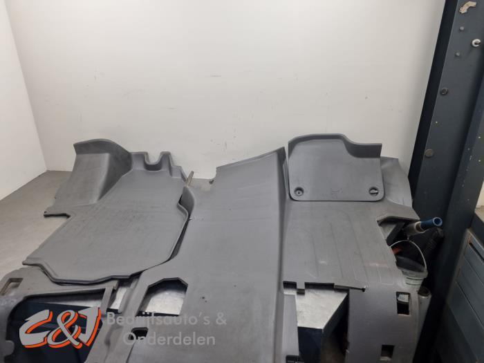 Vloerbedekking van een Volkswagen Crafter, Gebruikt, -, Volkswagen, -