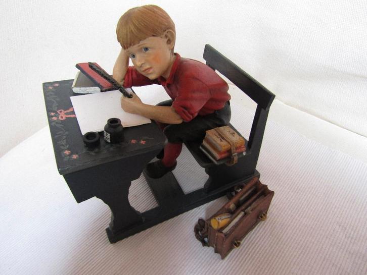 Jij en ik of „Dromerige schooljongen aan zijn bureau!”, Verzamelen, Beelden en Beeldjes, Zo goed als nieuw, Overige typen, Ophalen of Verzenden