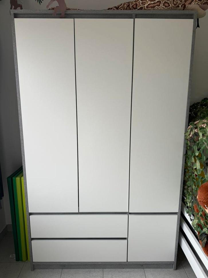 Kleerkast JYSK wit/betonkleur, Huis en Inrichting, Kasten | Kleerkasten, Zo goed als nieuw, 150 tot 200 cm, 100 tot 150 cm, 25 tot 50 cm