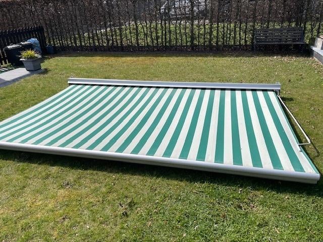 2 identieke zonneluifels, omkasting en knik-armen, Tuin en Terras, Schaduwdoeken, Ophalen