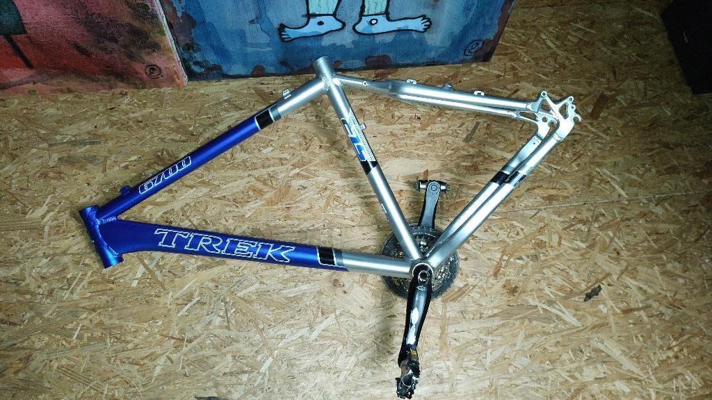 Cadre de vélo Trek 6700 (26") avec bottom bracket et cranks, Enlèvement ou Envoi, 49 à 53 cm, Utilisé, Trek