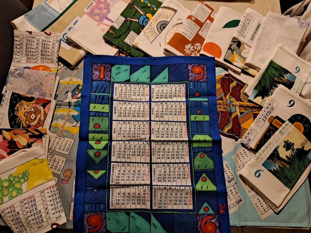 Lot de 29 essuies de cuisine calendrier vie féminine., Enlèvement