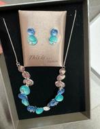 Ketting en oorbellen set blauw, Bijoux, Sacs & Beauté, Colliers, Enlèvement ou Envoi, Neuf, Bleu