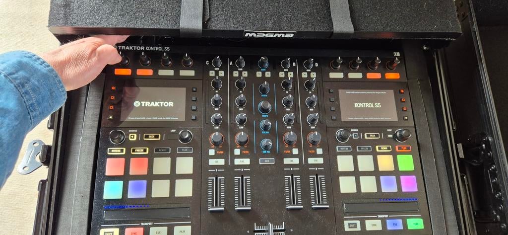 Traktor S5 en flight case., Enlèvement