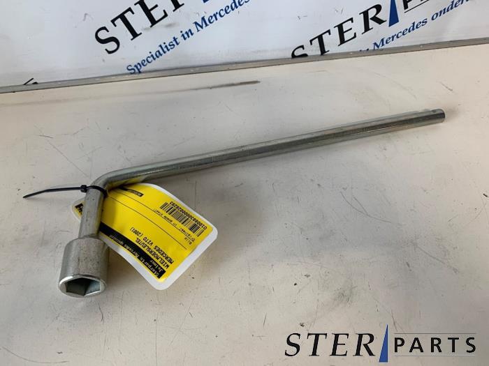 Clé pour écrous de roue d'un Mercedes Vito, Autos : Pièces & Accessoires, 3 mois de garantie, Utilisé, -, -