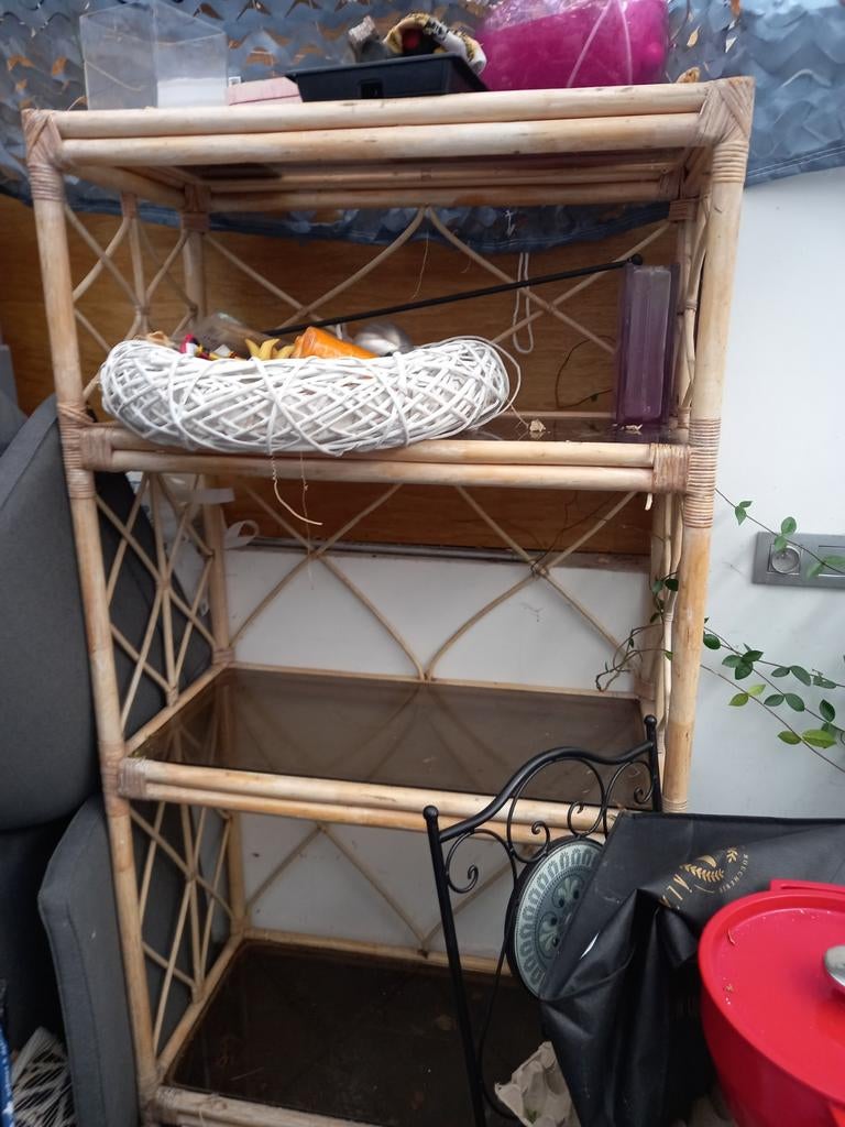 Etagere rotin, Enlèvement