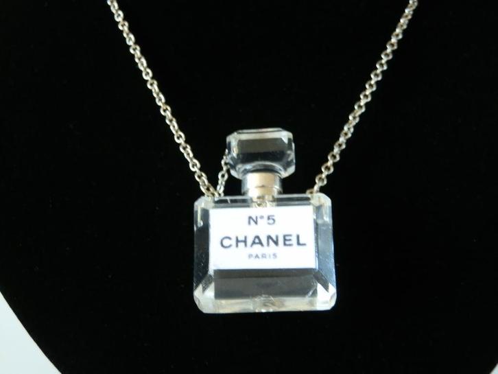 Collier et pendentif Chanel N 5. N5 Chanel Paris., Bijoux, Sacs & Beauté, Pendentifs, Comme neuf, Autres matériaux, Autres couleurs