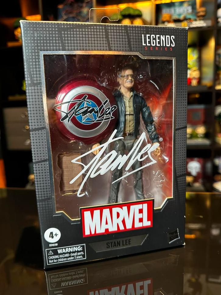 Marvel Legends Stan Lee - Hasbro + Captain America-figuur, Verzamelen, Beelden en Beeldjes, Zo goed als nieuw, Ophalen of Verzenden