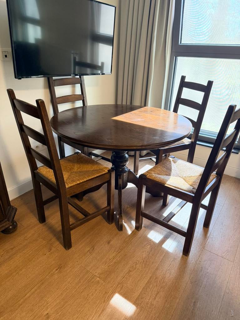 Ronde houten eettafel met vier stoelen - landelijke stijl, Huis en Inrichting, Tafels | Eettafels, Ophalen, Gebruikt, Vier personen