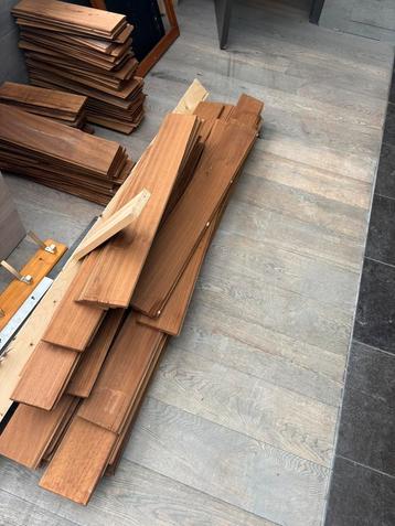 Hout tand en groef beschikbaar voor biedingen