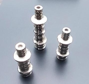 Set van 3 metalen kandelaars beschikbaar voor biedingen
