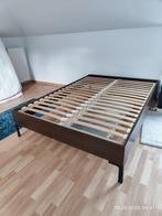 2 Persoons bed 140 cm, 2 lattenbodems, matras en nachtkastje, Huis en Inrichting, Ophalen, Gebruikt, Bruin, 140 cm