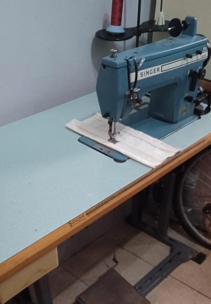 Machine à coudre professionnelle 20u, Hobby & Loisirs créatifs, Machines à coudre & Accessoires, Machine à coudre, Bernina, Enlèvement