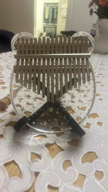 Kimi kalimba (vingerpiano) met accesoires beschikbaar voor biedingen