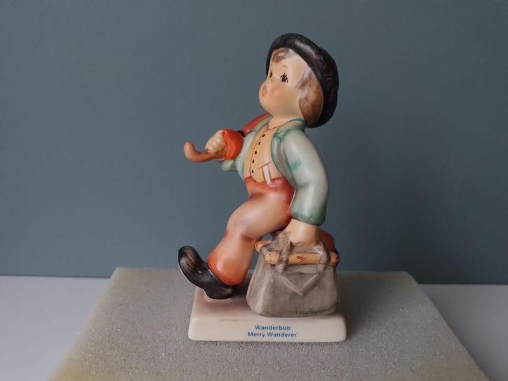 Hummel Wanderbub "Merry Wanderer", Verzamelen, Beelden en Beeldjes, Nieuw, Hummel, Ophalen of Verzenden