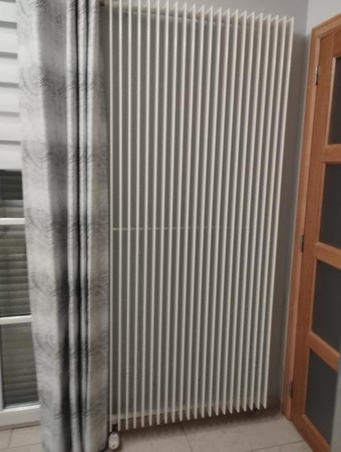 radiateur verticale avec vanne thermostatique, Bricolage & Construction, Chauffage & Radiateurs, Comme neuf, Radiateur, 80 cm ou plus