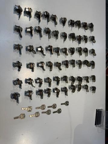 DOM sloten 60 stuks met dezelfde sleutel beschikbaar voor biedingen