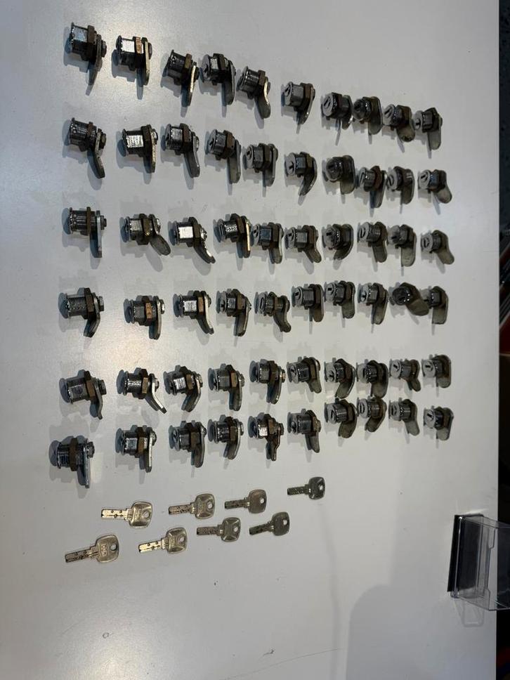 DOM sloten 60 stuks met dezelfde sleutel, Verzamelen, Automaten | Flipperkasten, Gebruikt, Ophalen