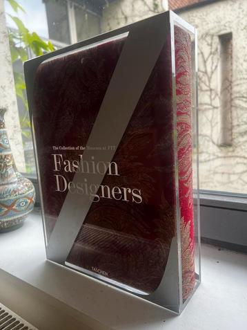 Taschen Fashion Designers A-Z in plexiglas box beschikbaar voor biedingen