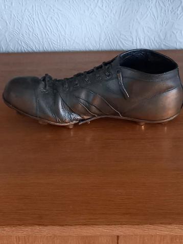 Verbronsde voetbalscheidsrechtersschoen. beschikbaar voor biedingen
