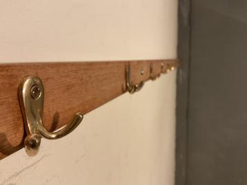 Lange wandkapstok uit vol hout met 24 messing haken.  beschikbaar voor biedingen