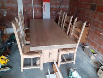 tafel met stoelen beschikbaar voor biedingen