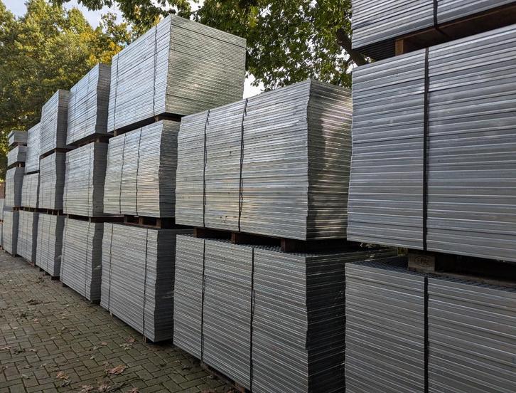 stalen roosters gebruikt metaal verzinkt, zo goed als nieuw, Doe-het-zelf en Bouw, Metalen, Gebruikt, IJzer, Ophalen of Verzenden