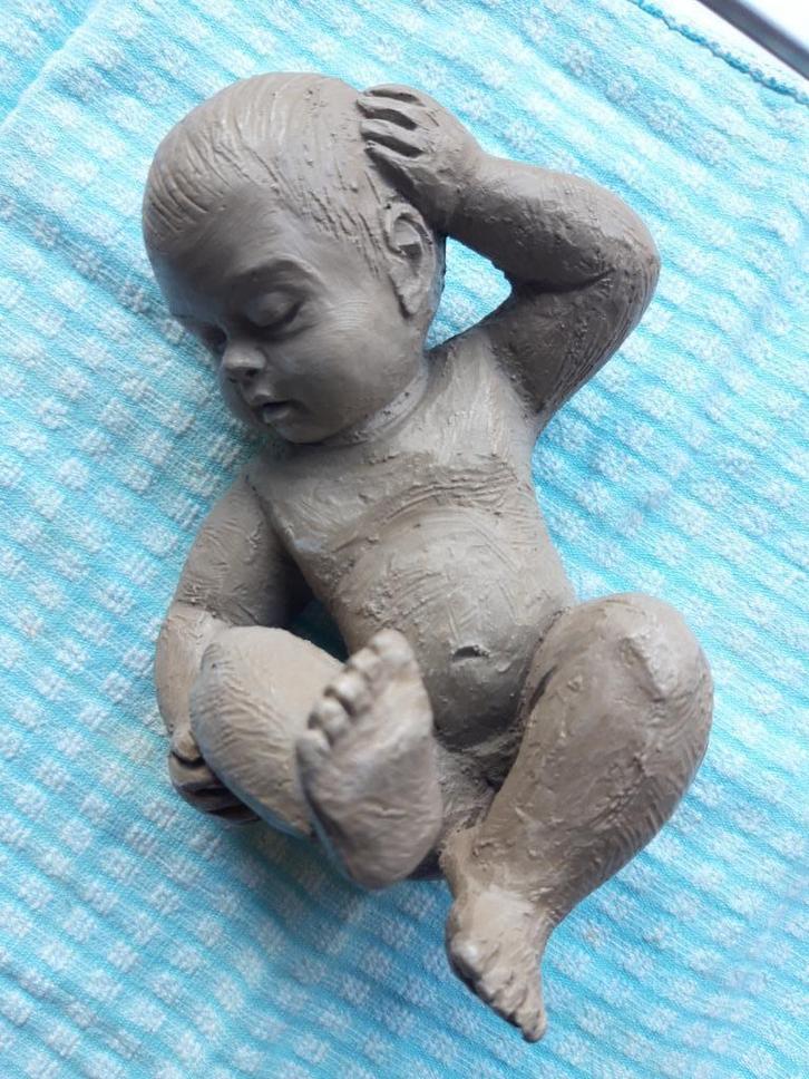 KINDJE in GEBAKKEN KLEI, Antiek en Kunst, Antiek | Keramiek en Aardewerk, Ophalen of Verzenden