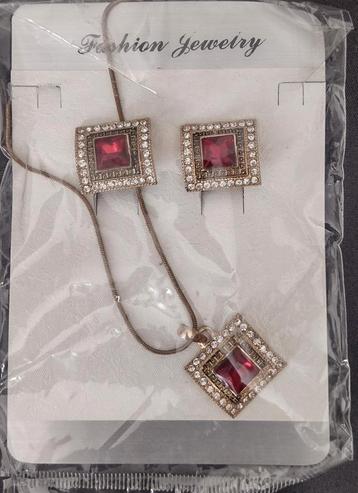 Set oorbellen en halsketting,.. Nieuw! beschikbaar voor biedingen