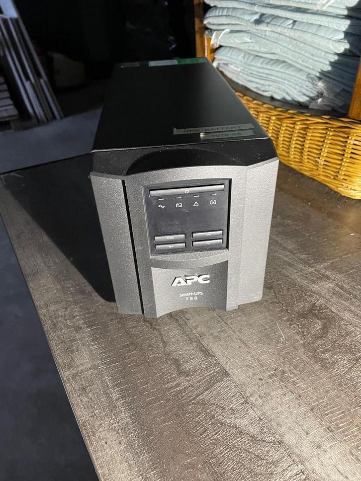 APC Smart-UPS 750 — Alimentation électrique de secours prof., Informatique & Logiciels, Alimentations de secours (UPS), Comme neuf