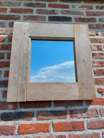 Spiegel uit sloophout beschikbaar voor biedingen