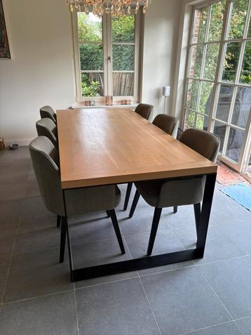 EETTAFEL VOL EIK CHARRELL met 8 stoelen beschikbaar voor biedingen