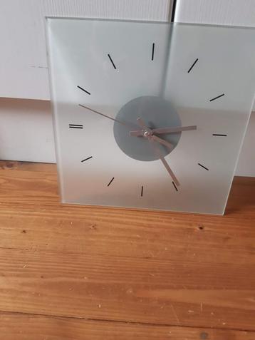 moderne klok beschikbaar voor biedingen