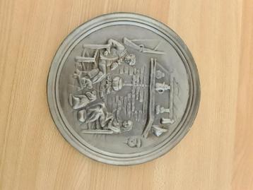 Tinnen of loden schaal, bord beschikbaar voor biedingen