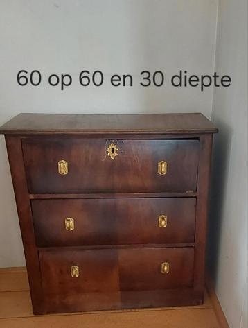 Leuk oud bijzet ladekastje beschikbaar voor biedingen