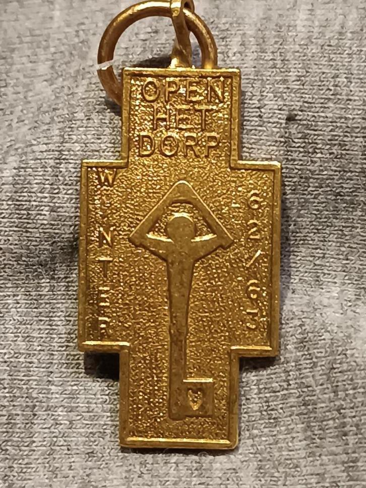 hangertje "OPEN HET DORP" winter '62 - '63, Handtassen en Accessoires, Kettinghangers, Gebruikt, Overige materialen, Goud, Overige voorstellingen