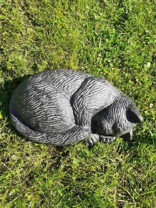 Slapende kat in verweerde steen, Tuin en Terras, Tuinbeelden, Nieuw, Dierenbeeld, Overige materialen, Ophalen of Verzenden