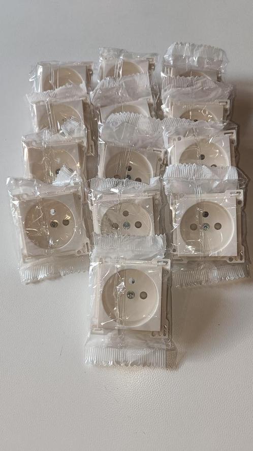 Centraalplaat stopcontact 28,5mm - white - Niko - in OVP, Doe-het-zelf en Bouw, Elektriciteit en Kabels, Nieuw, Stopcontact, Ophalen