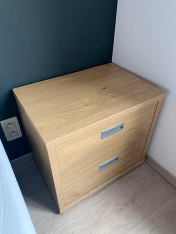 Houten nachtkastje beschikbaar voor biedingen