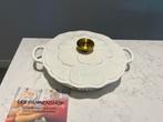 Nieuwe Le Creuset Petal Campagnard 26 cm sneeuwwit, Gietijzer, Nieuw, Ophalen of Verzenden, Keramische plaat