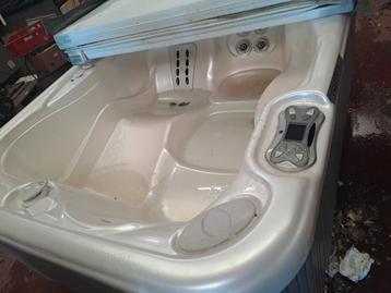 Jacuzzi gratis geleverd geplaatst   en 1jaar garantie    beschikbaar voor biedingen