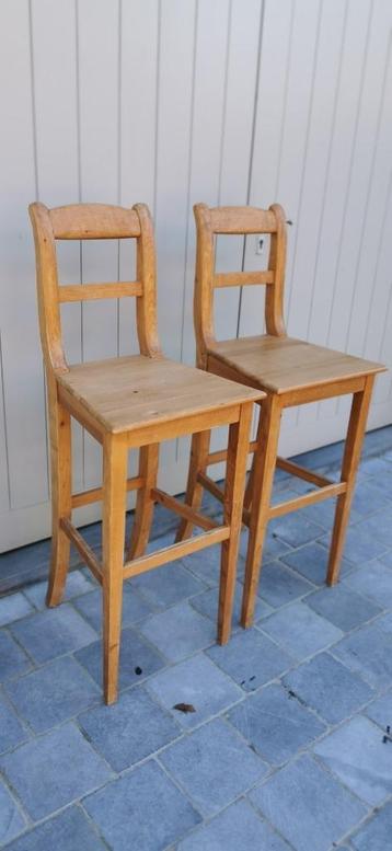 2 chaises de bar en bois